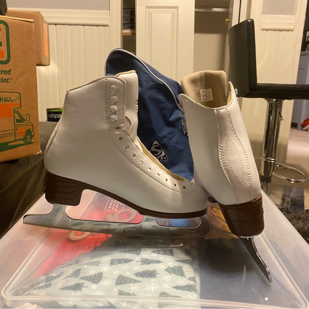 Jackson figure skates size 8